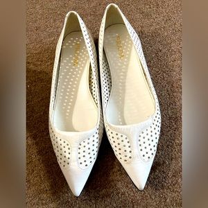 Flat shoes white
